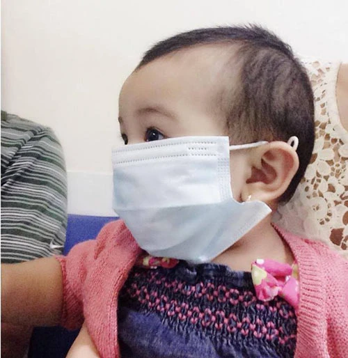 Con gái Jennifer Phạm trùm khẩu trang kín mít khi đến bênh viện tiêm phòng sởi.