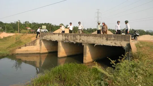 Người dân bức xúc kéo đến lấp miệng cống xả nước thải của KCN Bắc Chu Lai. Ảnh: Sơn Phong