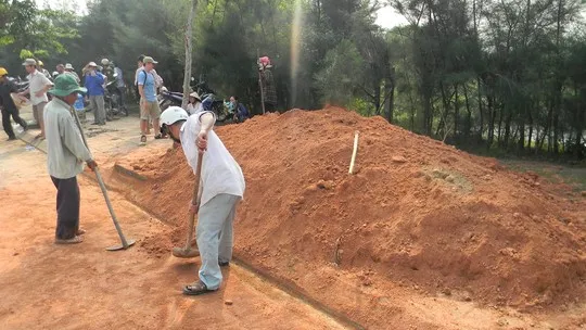 Chịu hết xiết ô nhiễm, người dân lấp cống xả thải KCN