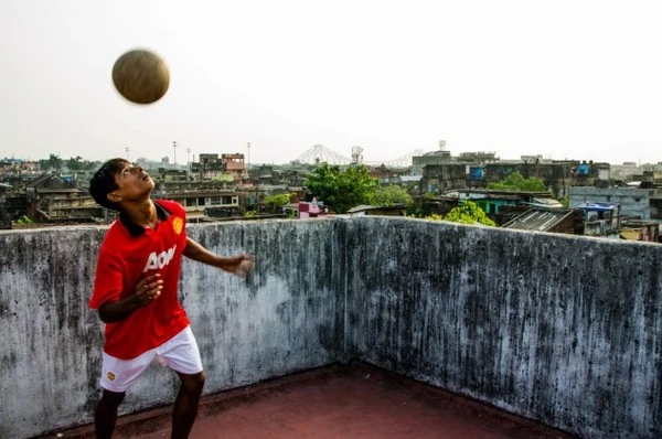 Chàng trai sống ở khu ổ chuột, mẹ là gái mại dâm được MU chiêu mộ ảnh 7