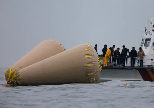 Các túi khí khổng lồ được sử dụng để giữ cho phà Sewol nổi lên sau khi phà chìm hẳn vào hôm qua. Ảnh:Reuters pha-3031-1397919062.jpg