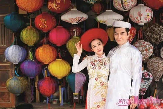 Nghiêm Khoan tươi rói bên cô dâu quyến rũ