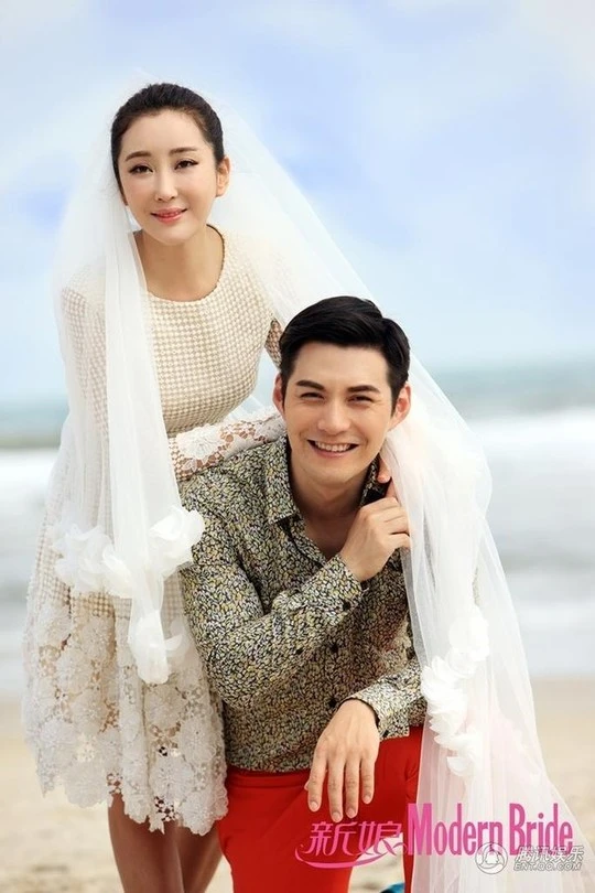 Nghiêm Khoan tươi rói bên cô dâu quyến rũ