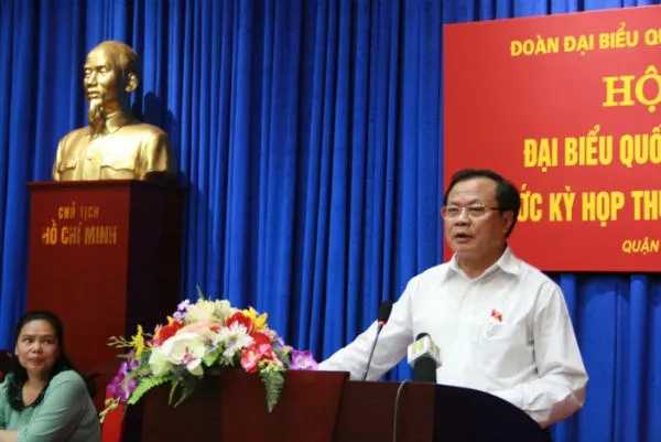 Bí thư Hà Nội Phạm Quang Nghị trao đổi với cử tri quận Hai Bà Trưng Hà Nội chiều 22/4 (Ảnh: Nguyễn Dũng)