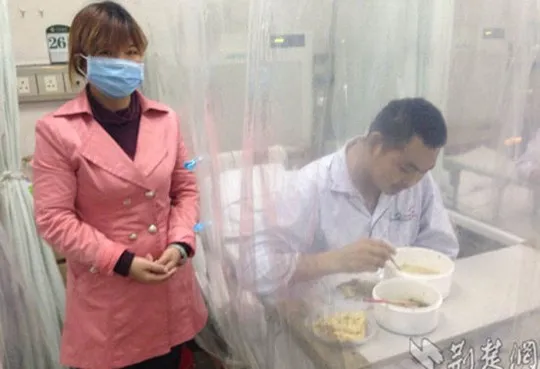 Bán cháu để cứu con sắp chết ảnh 2 Her son eats lunch in a hospital