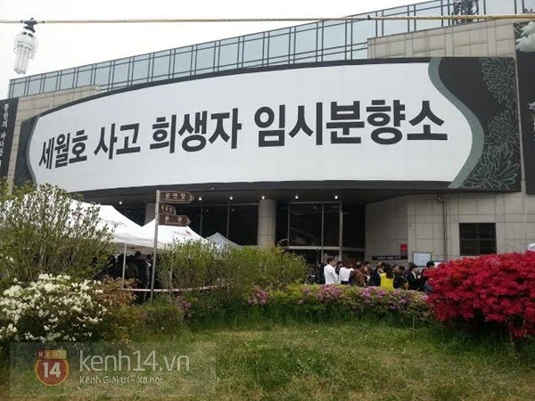 Hàng ngàn người xếp hàng chờ viếng các nạn nhân chìm phà Sewol ảnh 1