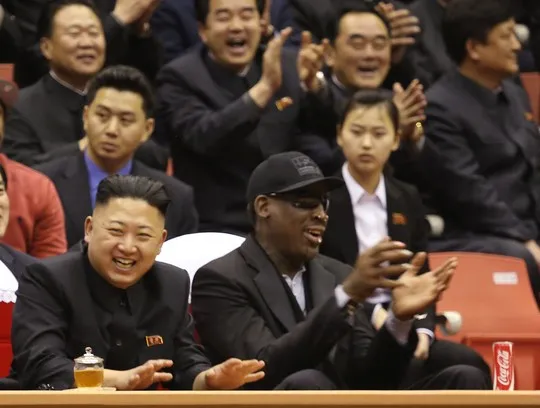 Dennis Rodman cùng lãnh đạo Kim Jong-un xem trận đấu bóng rổ tại Bình Nhưỡng ngày 28-3-2013. Ảnh: AP Dennis Rodman cùng lãnh đạo Kim Jong-un xem trận đấu bóng rổ tại Bình Nhưỡng ngày 28-3-2013. Ảnh: AP
