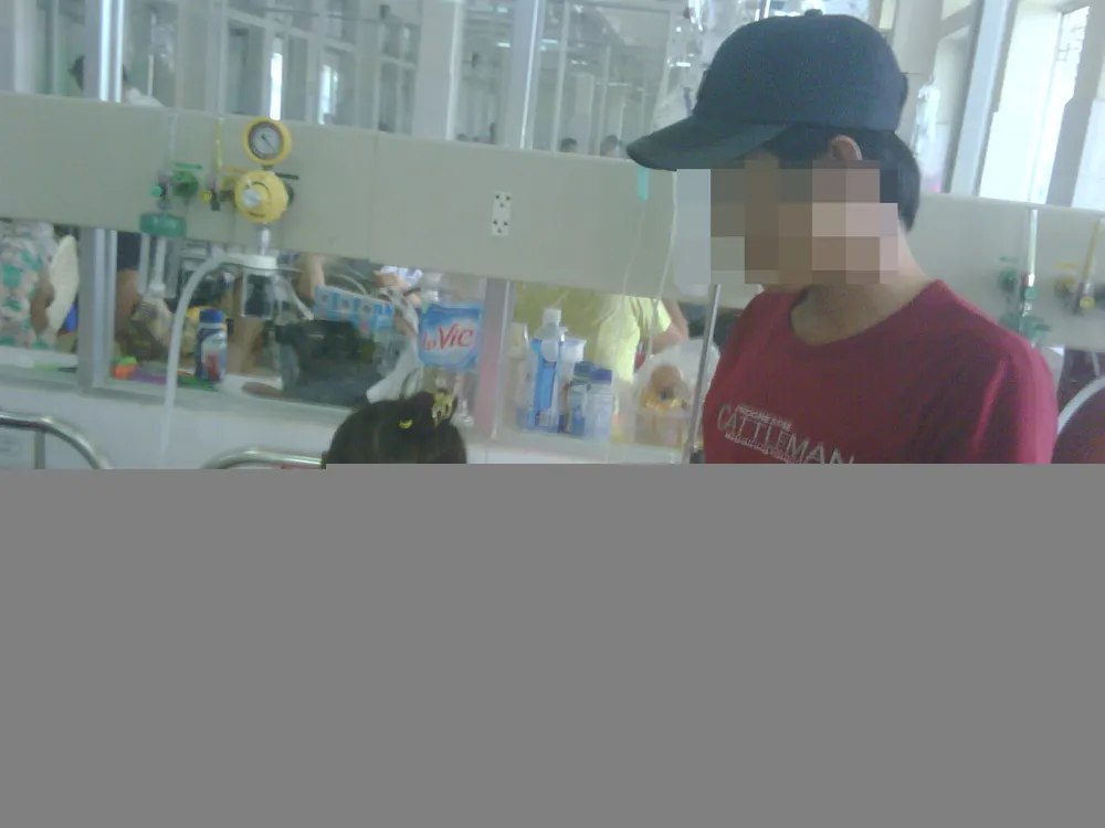 Từ ngày bị nạn, cha cả tháng qua ứng trực bệnh viện chăm sóc chị, còn mẹ thì ở quê chăm đứa em.