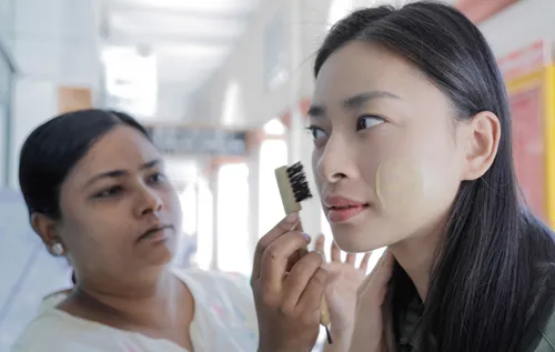 Nữ diễn viên Việt trải nghiệm một nét văn hóa của Myanmar khi người bản địa thoa kem Thanakha lên má cô.