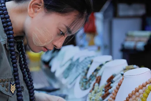 Thanaka xuất hiện từ thế kỷ XIV, khi người dân đắp hoặc tô loại bột này lên mặt hàng ngày để làm mềm da và bảo vệ khuôn mặt khỏi ánh nắng chói chang xứ Miến Điện. Dần dần thanaka đã trở thành cách những người phụ nữ Myanmar trang điểm cho mình, có tầm quan trọng giống lớp chì tô mắt của những quý bà phương Tây.