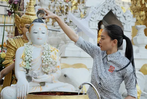 Người đẹp được tránh xa những ồn ào của công việc mà hòa vào nhịp sống nhẹ nhàng, hiền hòa khi vãn cảnh chùa.