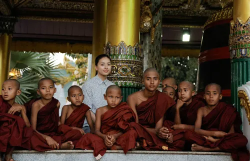 Người đẹp bên các nhà sư trẻ ở Myanmar. Sau khi thỉnh được Phật Ngọc, cô về nước để chuẩn bị cho đêm 'Vết sẹo cuộc đời' lần thứ năm diễn ra vào tối 20/5.