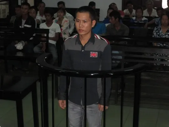 Bảo lãnh nợ cho bạn còn bị tù 7 năm ảnh 1 Bị cáo Nguyễn Văn Nhẫn trước vành móng ngựa