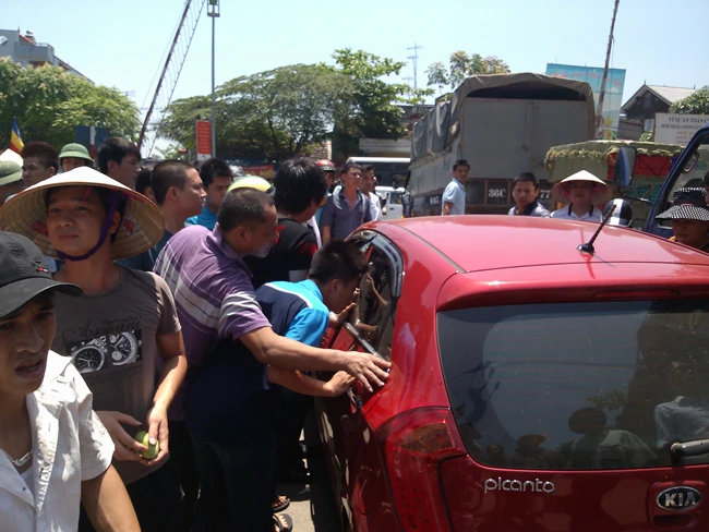 Khi lấy được tiền và thẻ điện thoại của chủ cửa hàng, 3 kẻ trộm đã lên xe bỏ trốn nhưng đến ngã ba giao cắt với đường sắt thì có đoàn tàu hỏa sắp tới nên ba-ri-e hạ xuống chắn đường.