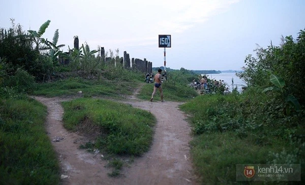 Trời nóng, dân Hà Nội đi "tắm tiên" ảnh 4 Trời nóng, dân Hà Nội đi "tắm tiên" ảnh 4