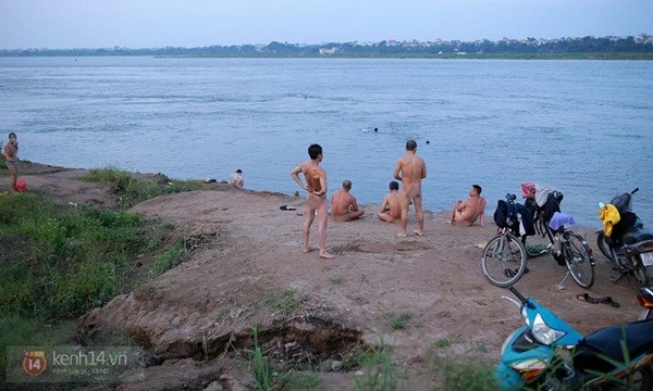 Trời nóng, dân Hà Nội đi "tắm tiên" ảnh 5 Trời nóng, dân Hà Nội đi "tắm tiên" ảnh 5