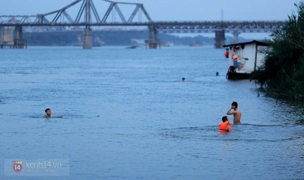 Trời nóng, dân Hà Nội đi "tắm tiên" ảnh 7 Trời nóng, dân Hà Nội đi "tắm tiên" ảnh 7
