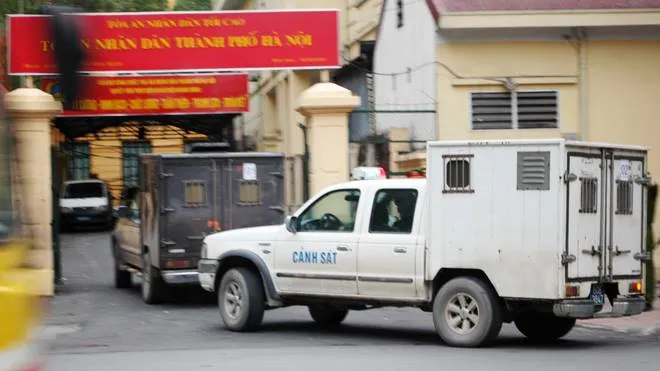 Bầu Kiên yêu cầu được gặp gia đình và đề nghị không cùm khi dẫn giải ảnh 2