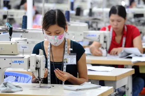 Dự thảo luật Bảo hiểm xã hội sửa đổi đề nghị nâng tuổi nghỉ hưu, thay đổi cách tính lương hưu nhằm đảm bảo cân đối quỹ cũng như an sinh xã hội. Ảnh minh họa:Hoàng Hà. luat-lao-dong-5932-1401097309.jpg