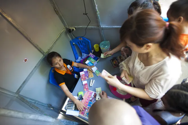 Công viên, rạp xiếc đông nghịt người bất chấp nắng nóng ảnh 5