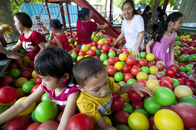 Công viên, rạp xiếc đông nghịt người bất chấp nắng nóng ảnh 8