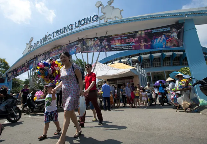 Công viên, rạp xiếc đông nghịt người bất chấp nắng nóng ảnh 1