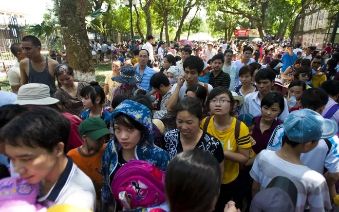 Công viên, rạp xiếc đông nghịt người bất chấp nắng nóng ảnh 6