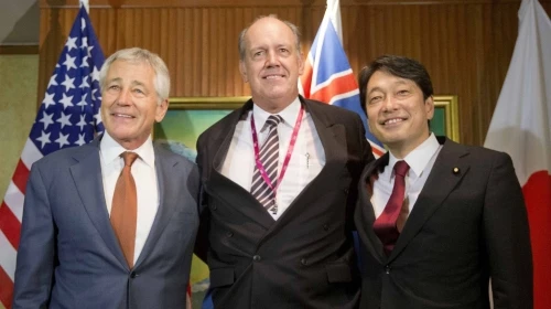 Bộ trưởng Quốc phòng Mỹ Hagel (trái) cùng hai người đồng cấp Australia (giữa) và Nhật Bản thể hiện sự đoàn kết giữa Mỹ và các đồng minh (Ảnh NYT)