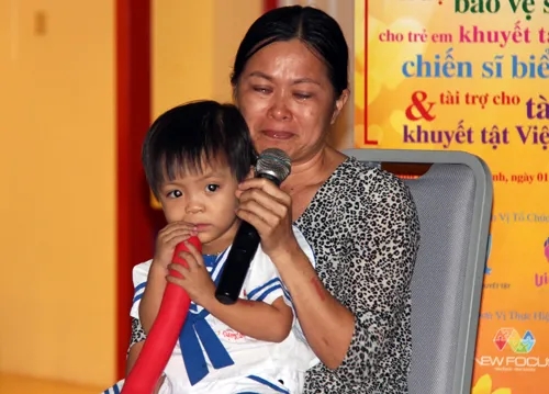 Chị Ngô Thị Hằng, vợ chiến sĩ Phan Văn Hoàng đang công tác ở Trưởng Sa nghẹn ngào kể về bệnh tật của bé Hoài trong buổi giao lưu. Ảnh:Hữu Công khoc-7551-1401612716.jpg