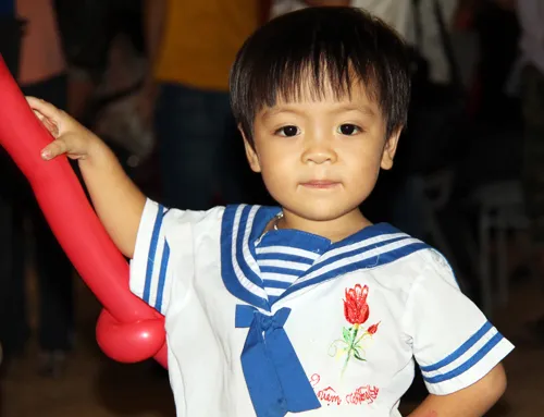 Nhìn bên ngoài, bé Hoài cũng như bao đứa trẻ bình thường khác nhưng bé đang mang trong mình bệnh mau trắng, phải truyền máu để duy trì sự sống. Ảnh:Hữu Công mau-trang-1488-1401612716.jpg