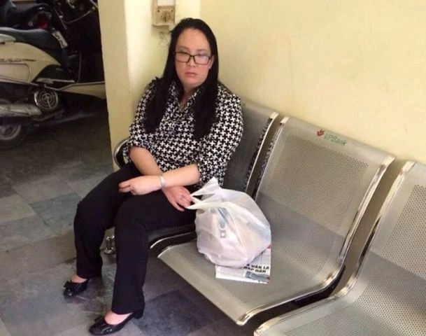 Kiều nữ Hải Dương Phạm Thị Thanh Ngọc tại trụ sở công an phường Phương Mai. (Ảnh chụp lúc 9h sáng ngày 30/5 - Thế Long).