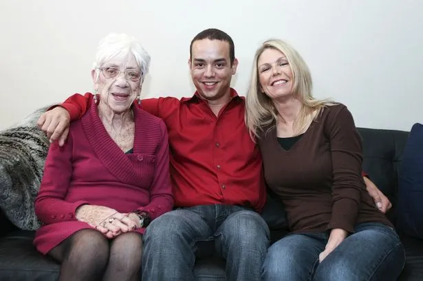 Sốc: Chàng phi công 31 tuổi yêu bà già 91 tuổi 3