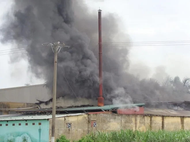 Cháy công ty may ở Bắc Giang, hơn 1.200 người tháo chạy 3