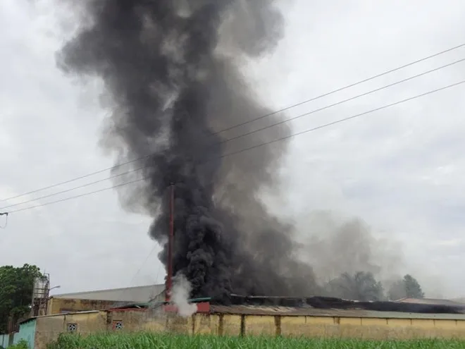 Cháy công ty may ở Bắc Giang, hơn 1.200 người tháo chạy 2