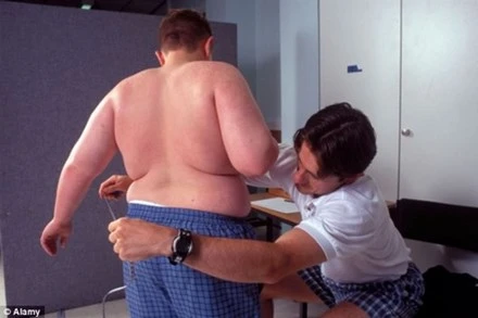 Cha mẹ cậu bé có khả năng mất con nếu cậu bé không có dấu hiệu giảm cân trong tương lai 