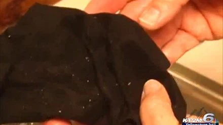 Những bụi vàng trên tấm vải sau khi một người dân lọc nguồn nước máy trong các hộ gia đình. Ảnh: KTVM6