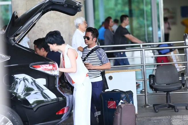 Bằng Kiều chiều chuộng bạn gái ở sân bay ảnh 7