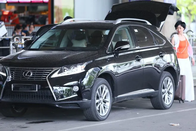 Bằng Kiều chiều chuộng bạn gái ở sân bay ảnh 8