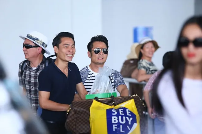 Bằng Kiều chiều chuộng bạn gái ở sân bay ảnh 3