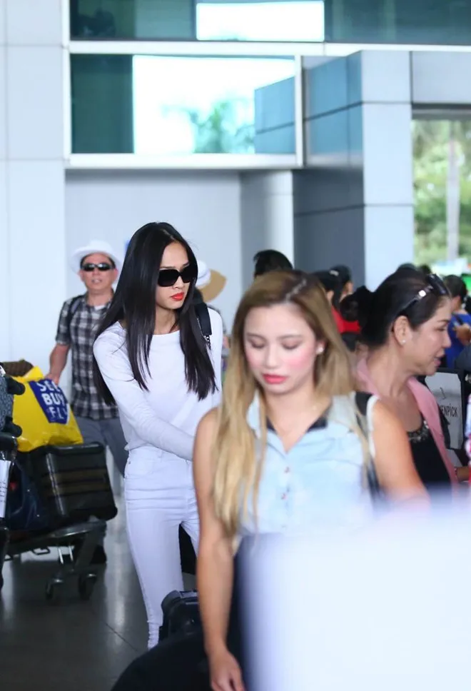 Bằng Kiều chiều chuộng bạn gái ở sân bay ảnh 2