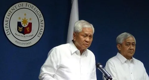Ngoại trưởng Philippines Albert del Rosario (trái).