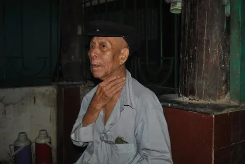 Ông Nguyễn Đình Trác tả lại bị thiếu tá công an bóp cổ. Ông Nguyễn Đình Trác tả lại bị thiếu tá công an bóp cổ.