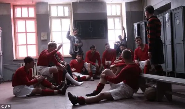 Bí ẩn "trận bóng đá sinh tử" gây tranh cãi trong lịch sử ảnh 6