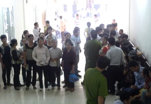 Án đã tuyên xong nhưng những người hàng xóm của bị cáo vẫn nán lại động viên bị cáo cùng gia đình.Ảnh: Bảo Hà ha-1-3287-1403692849.jpg