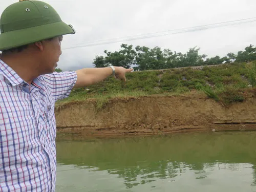 Trao đổi vớiVnExpress, Giám đốc Sở giao thông vận tải Nghệ An, ông Nguyễn Hồng Kỳ cho biết, Sở đã nhiều lần trực tiếp kiểm tra tình trạng sạt lở này và coi ở mức đángbáo động. "Sở và tỉnh chuẩn bị vật dụng, trang thiết để tiến hành kè tạm bảo vệ điểm sạt lở. Còn về lâu dài, Sở đã tham mưu với UBND tỉnh gửi báo cáo lên Ủy ban An toàn giao thông quốc gia và Bộ Giao thông xin hỗ trợ 70 tỷ đồng cho Nghệ An khắc phục tình trạng này", ông Kỳ nói. IMG-1404-3234-1403752549.jpg