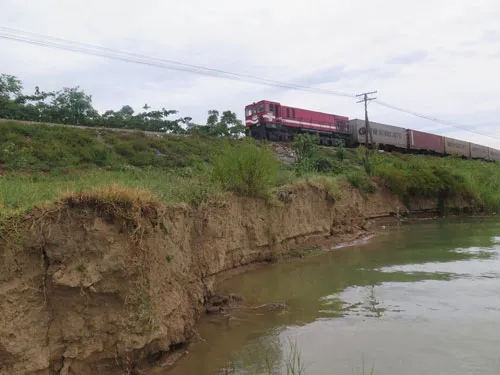 Trước đây hành lang bảo vệ chân mố và đường sắt rộng hơn 15 m, nhưng hiện tại có điểm chỉ cách đường ray chưa đầy 5 m. IMG-1408-3271-1403752548.jpg