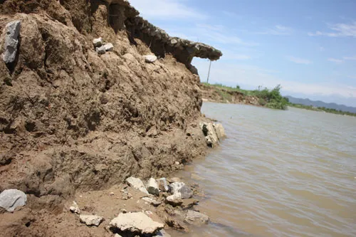 Hàng ngày, nước sông Lam vỗ ập khiến bờ kè bằng đá và bê tông bị khoét hàm ếch, sập dần. Còn vào mùa lũ lụt hàng năm, bờ kè này bị nước làm sạt lởkhoảng 5 m chiều ngang. "Những hôm lụt, nằm ngủ vẫn nghe tiếng đất sập xuống dòng nước rầm rầm mà lo sợ không ngủ được. Nếu nước lũ cuốn đường sắt thì nhà tôi và cả xóm này cũng mất luôn", bà Nguyễn Thị An, xóm 4, xã Nam Cường, Nam Đàn kể. IMG-3495-7632-1403752548.jpg