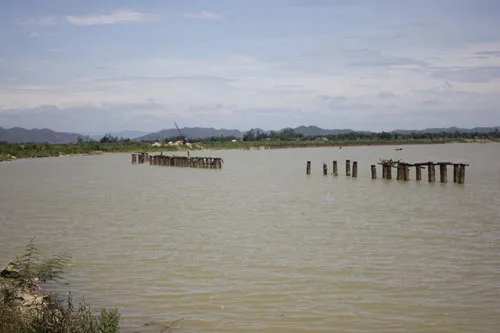 Tình trạng sạt lở đã xảy ra nhiều lần. Năm 2008, ngành đường sắt đã xây dựng bờ kè bằng cọc sắt và bê tông để ngăn sạt nhưng đến nay, bờ kè này đã cách bờ hơn 10 m, nằm ngoài dòng nước. IMG-3500-7429-1403752548.jpg