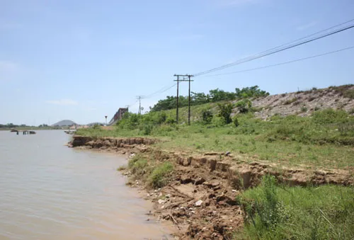 Bờ sông Lam sạt lở, đe dọa đường sắt Bắc Nam ảnh 1 IMG-3506-5730-1403752548.jpg