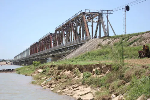 Dòng nước đã khoét gần tới mố chân cầu. IMG-3523-3489-1403752548.jpg